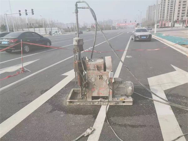 翁牛特公路路面下沉沉降开裂注浆加固施工